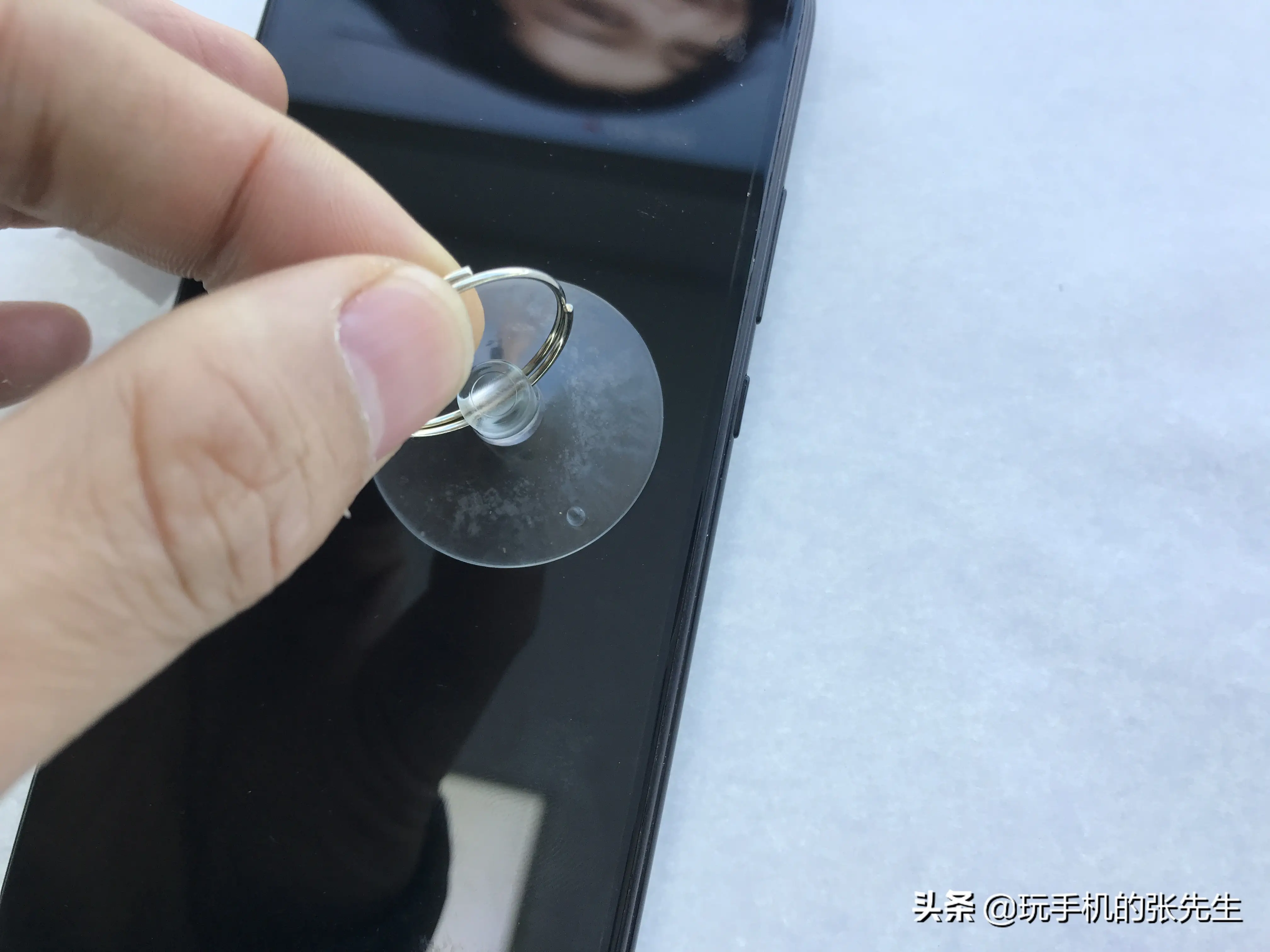 手机屏脱胶了怎么粘？很简单！只需这样操作