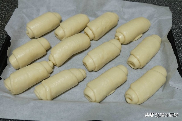 想吃面包不用买，这个面包做法太简单，一盘12个，香甜松软拉丝