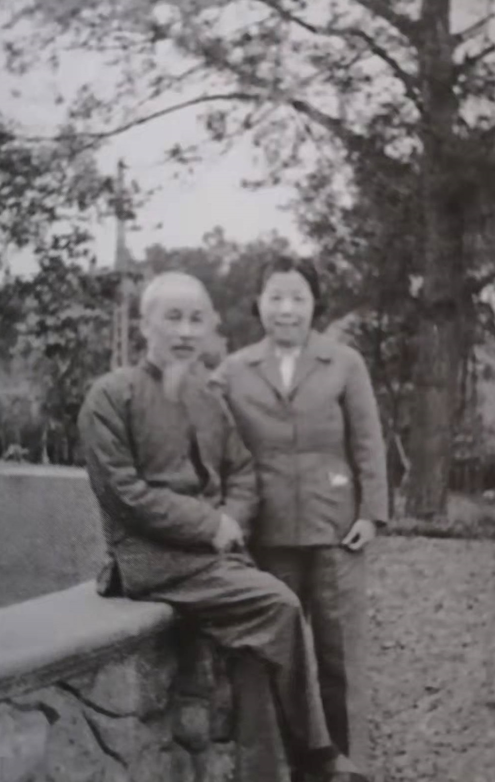 1950年胡志明秘密来华，找接待人员要零花钱，给邓颖超买了件礼物