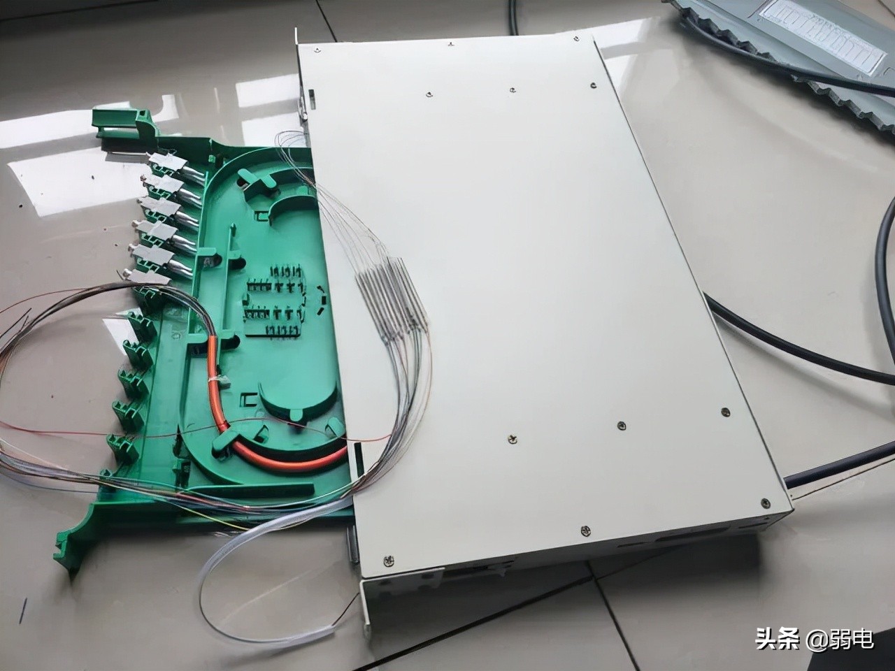 什么是光纤配线架、耦合器、终端盒、尾纤？光纤熔接颜色顺序