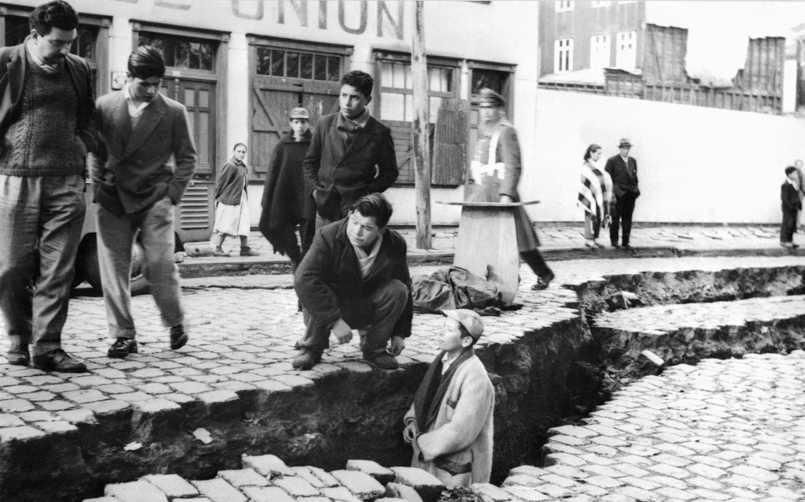 1960年，智利9.5级特大地震引发海啸横跨太平洋，8米巨浪直冲日本