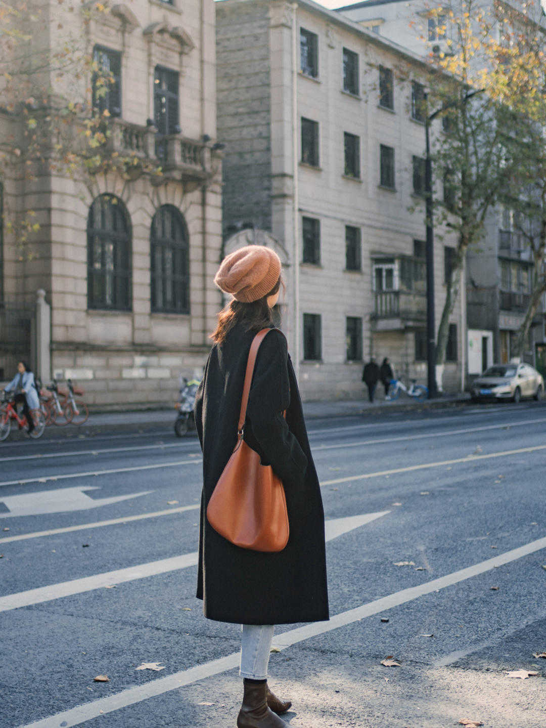 小个子女生，尽量穿大衣配短靴，2021年流行这几款，气质非凡