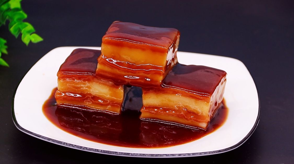 冬天里，我家隔天就用大米这样做五花肉，再烧红烧肉，别不懂吃