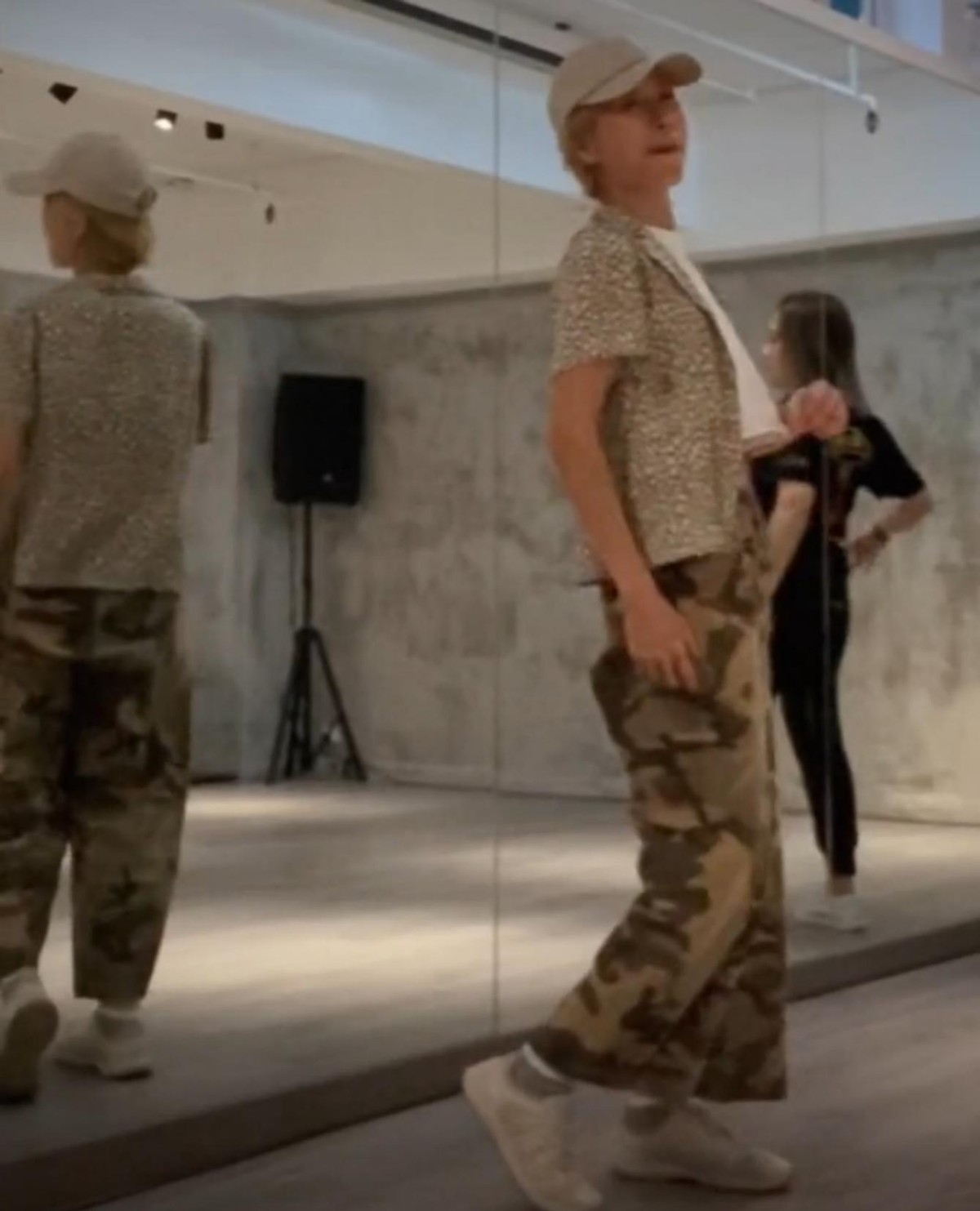 58岁叶童吃路边摊，头发乱似鸟窝手腕瘦出青筋，身上旧衣服很眼熟