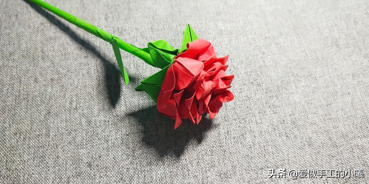 超漂亮的玫瑰花折纸，看似复杂，实则非常简单哦