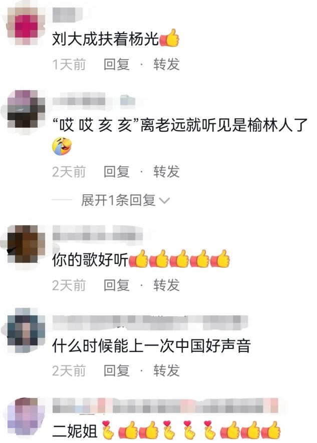 星光大道幕后曝光：朱迅被人拉住热聊，刘大成扶着杨光下台很绅士