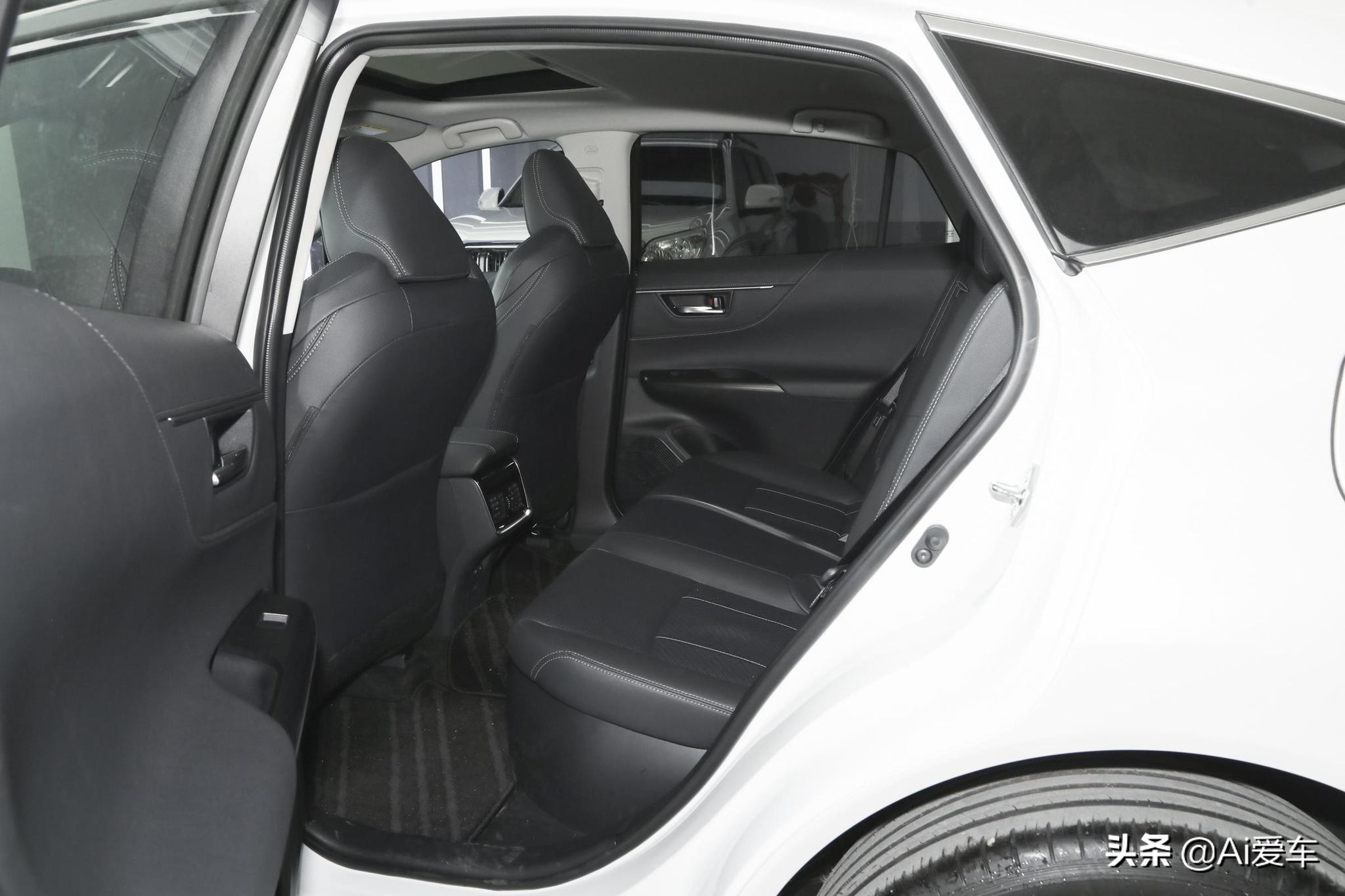 4.5L油耗，丰田新款家用SUV，外观新潮内饰高档，实拍凌放HARRIER