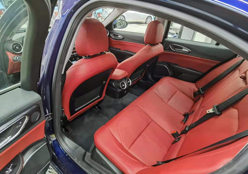 连降10万！体验阿尔法·罗密欧Giulia，2.0T+8AT，内饰跑车范