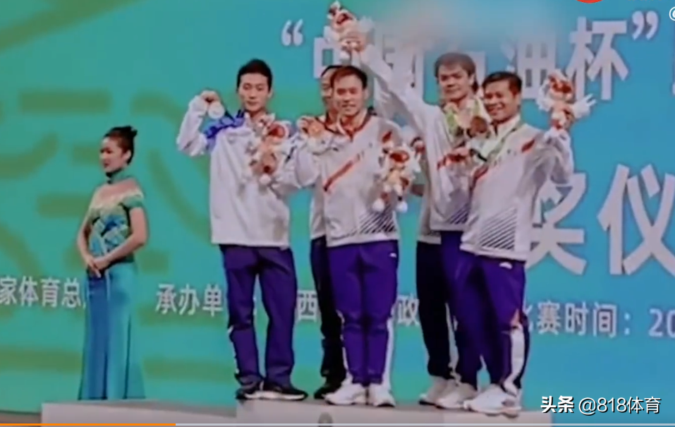 高甜!全红婵追星师兄彭健烽,获赠朱鹮吉祥物惊喜,一脸娇羞偷瞄他