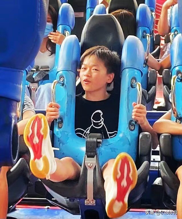 笑不活了!全红婵谢思埸为广东名嘴庆生,红姐双手合十虔诚闭眼许愿