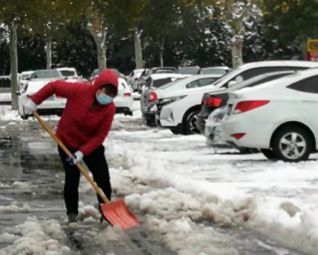 寒風(fēng)中的堅(jiān)守 暴雪中的執(zhí)著｜德州市衛(wèi)生健康系統(tǒng)清掃積雪紀(jì)實(shí)