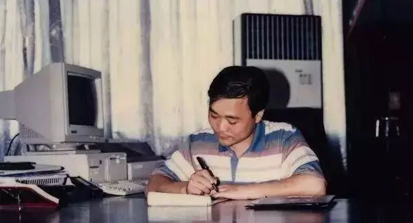 吉利千辛万苦敲打出的100辆豪情，为何李书福直接用压路机报废？