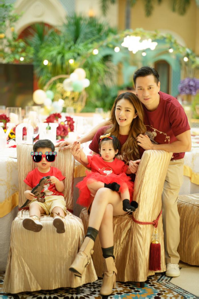 安以轩晒女儿萌照，娃宝淡定吃手坐姿霸气，露肩膀被喊话注意举止