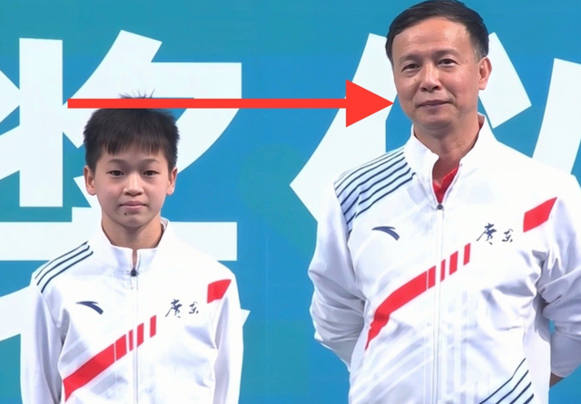 全红婵又长高了！与何教练同框，1年从下巴蹿到脸颊，还在发育