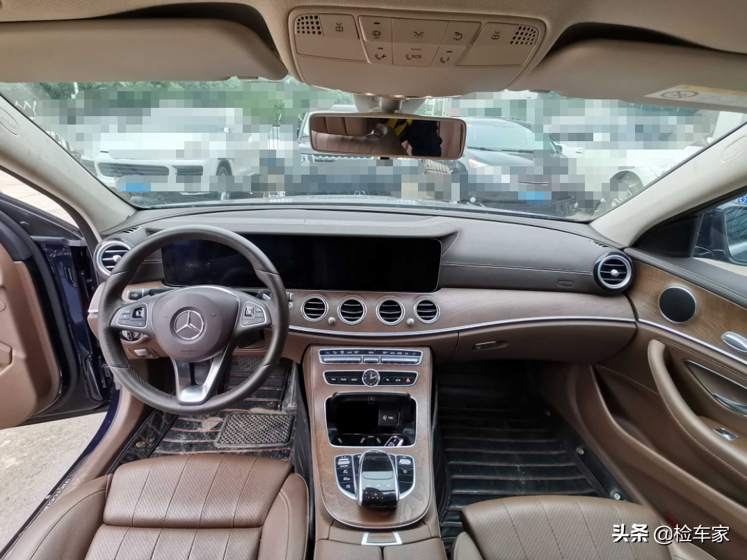 31万买辆奔驰E200，掀开后备箱触目惊心，小姐姐委屈求拥抱