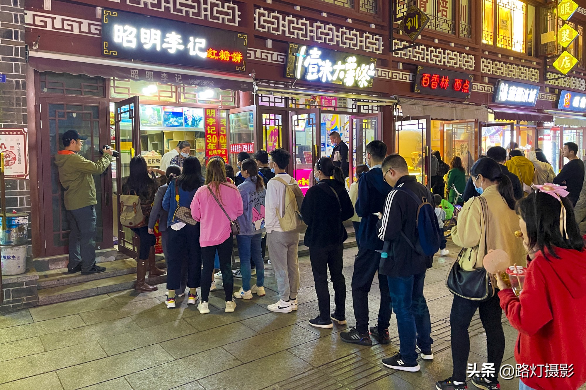 火遍襄阳的网红美食，小两口靠卖饼月入10万，什么饼卖得这么火？