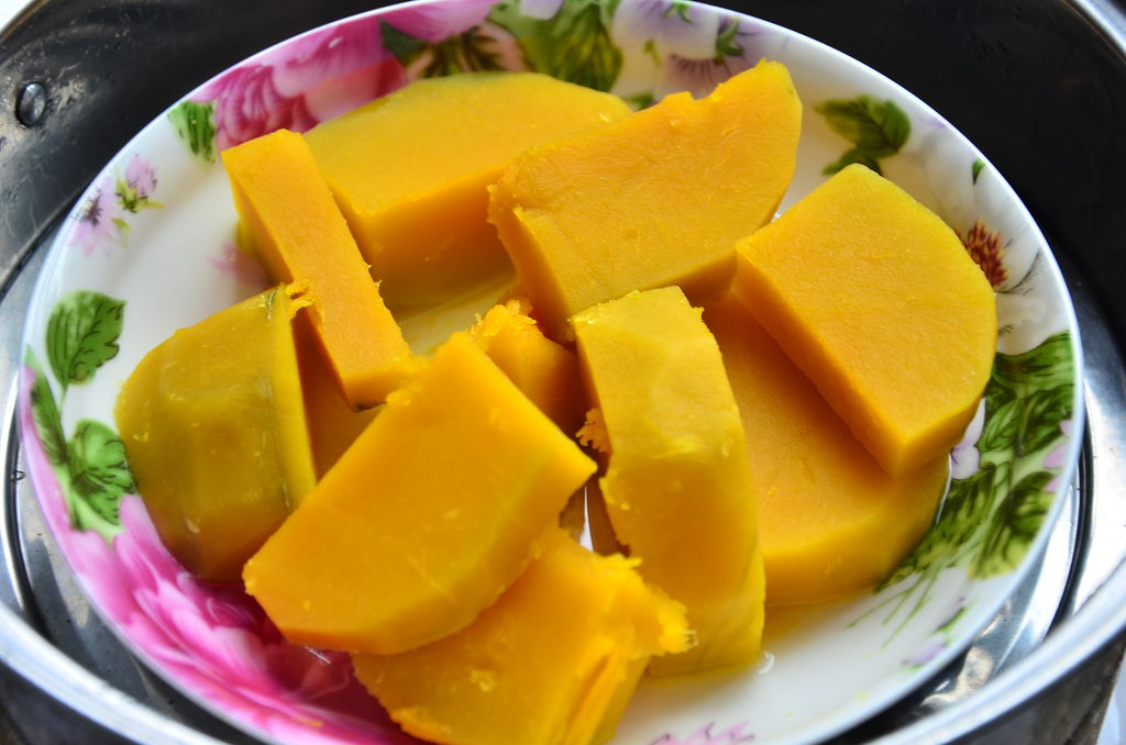 孩子很喜欢吃的南瓜芝麻球，外酥里糯的，大人孩子都喜欢