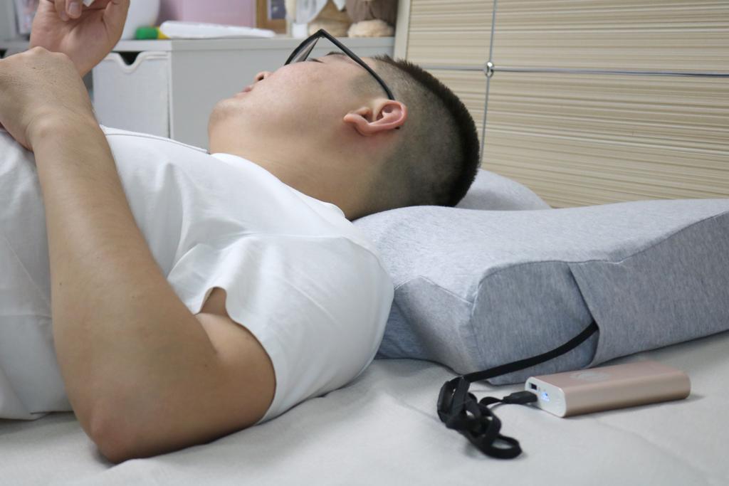 颈部放轻松 睡眠更轻松——8H 小欢喜石墨烯热敷仿真按摩助眠枕