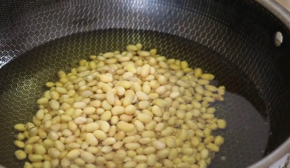 黄豆不要再打豆浆了，试试这种新做法，酥脆咸香，全家人都爱吃