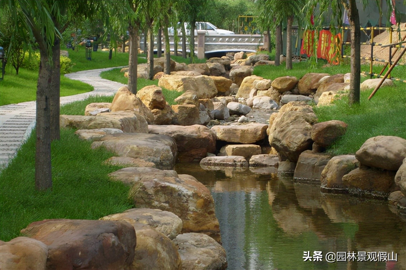 一座宅院配上这么一个鱼池再加上这座假山——绝美