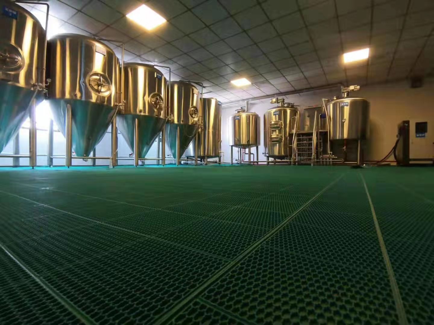 自釀啤酒設(shè)備與精釀啤酒設(shè)備一樣嗎？價格是多少？