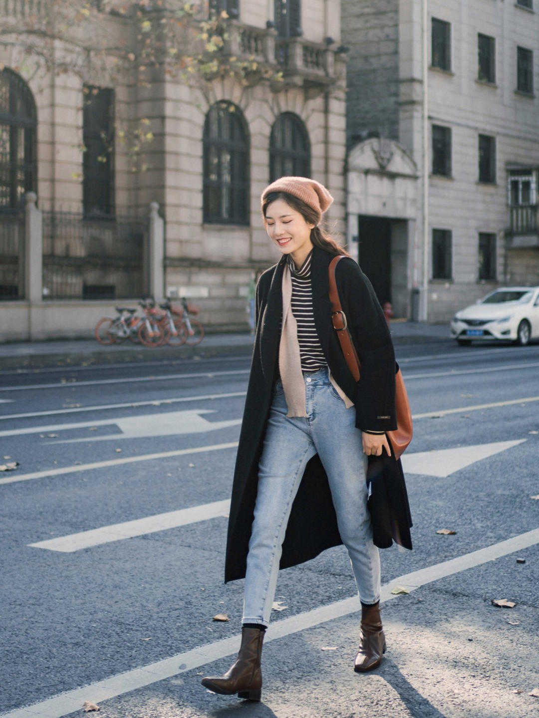 小个子女生，尽量穿大衣配短靴，2021年流行这几款，气质非凡