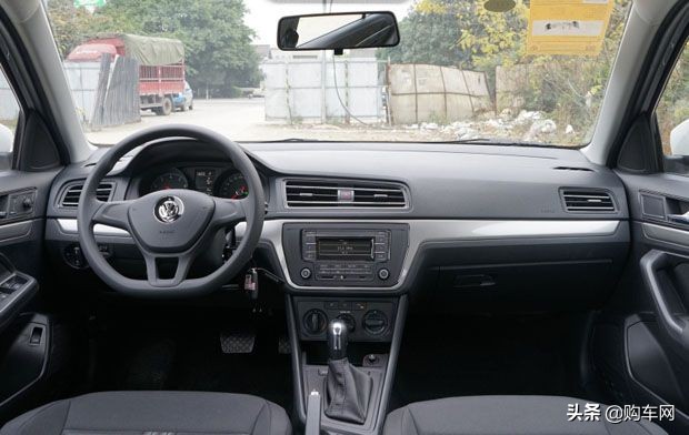 朗逸价格一降再降，已跌到7.99万，自动挡才9万，还考虑桑塔纳？