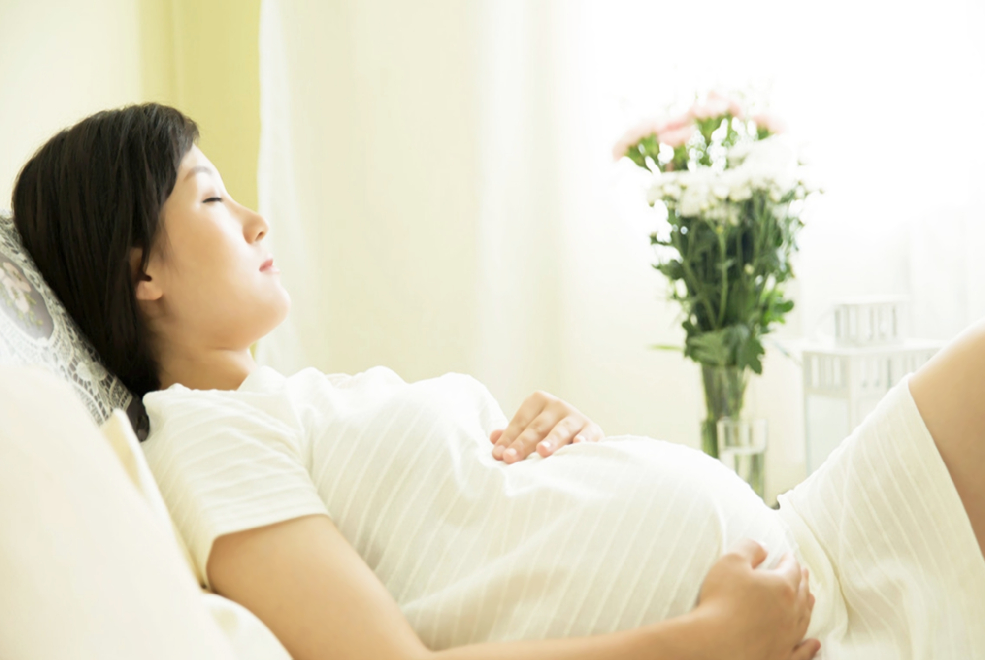 孕妈平躺睡觉时，胎宝宝是啥感受？怀孕时期不同，孕妈睡姿讲究大