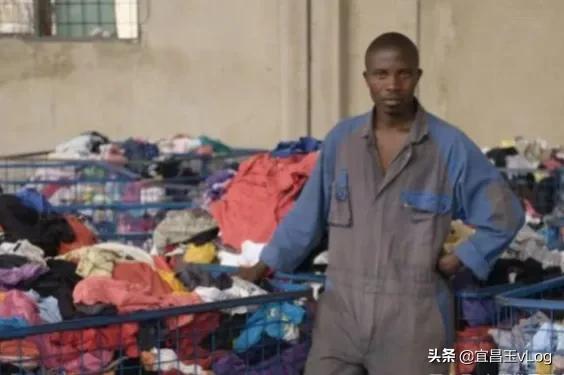 中国人无偿捐的旧衣服，运往非洲后成什么样了？看完你确定还捐吗
