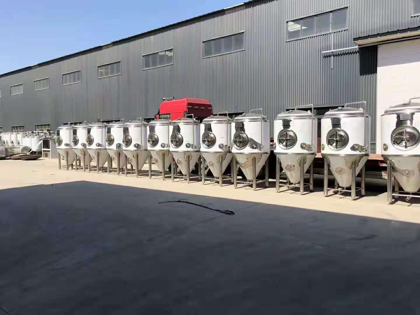 自釀啤酒設(shè)備與精釀啤酒設(shè)備一樣嗎？價格是多少？