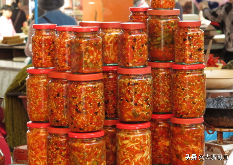 贵州大娘教你做辣椒酱，别只会放盐，多放2样味道香，放1年不长毛