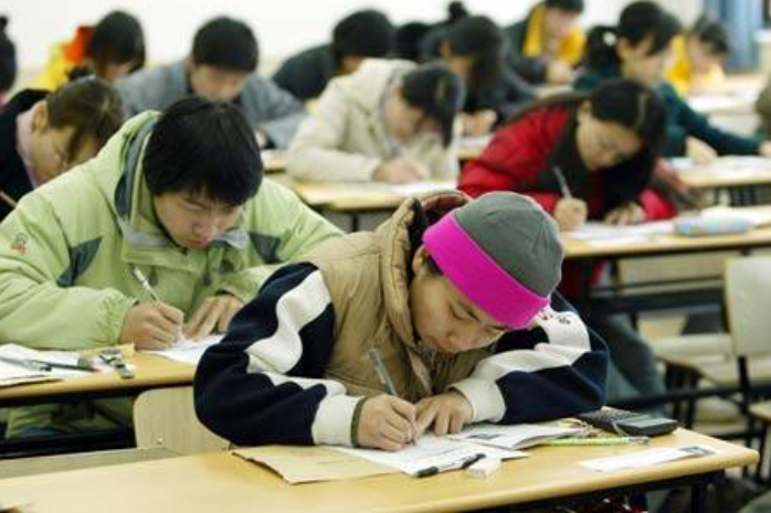 中小学英语踢出主科行列呼声变高，是否真的实现？官方回应来了