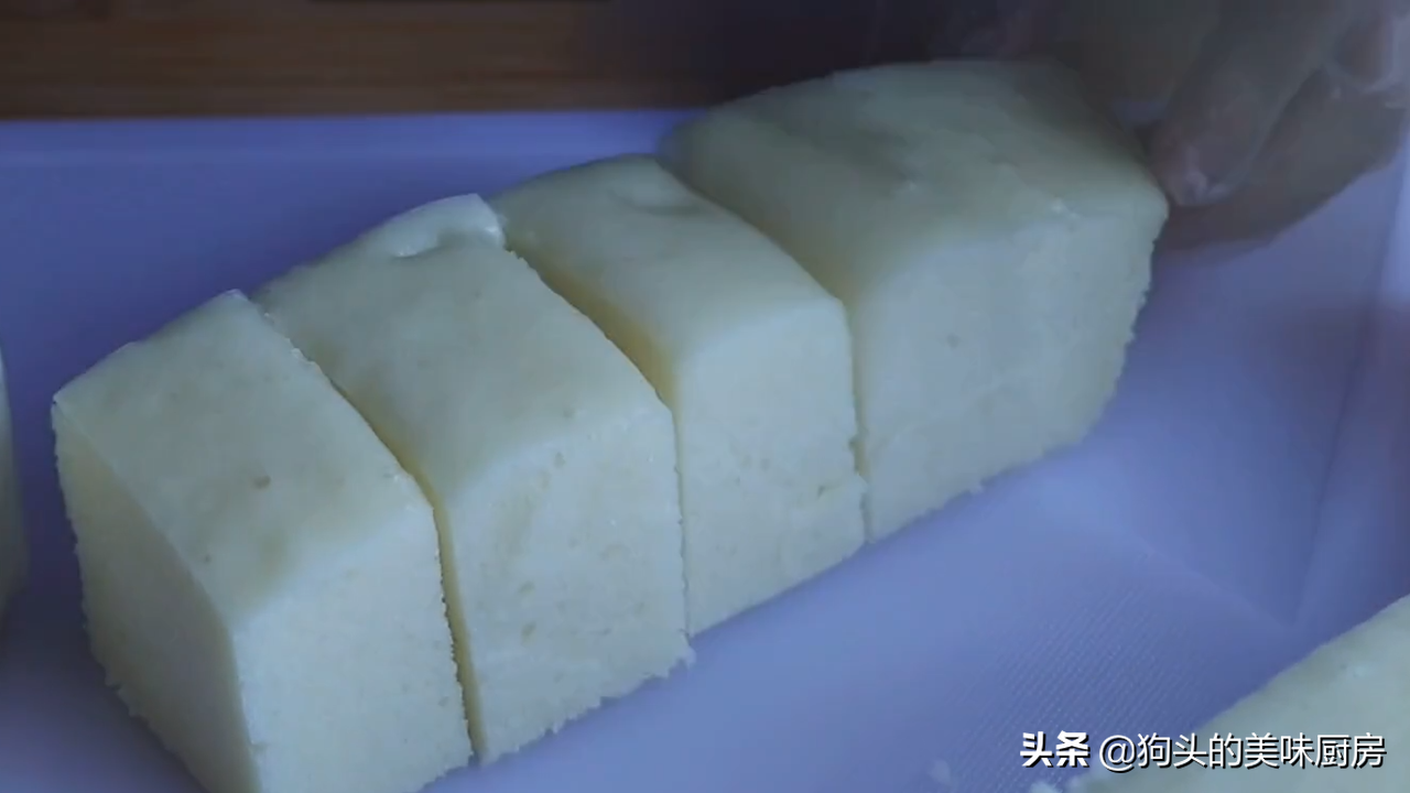 家里有牛奶跟面粉就能做的牛奶松糕，细腻绵软，比发糕简单好吃