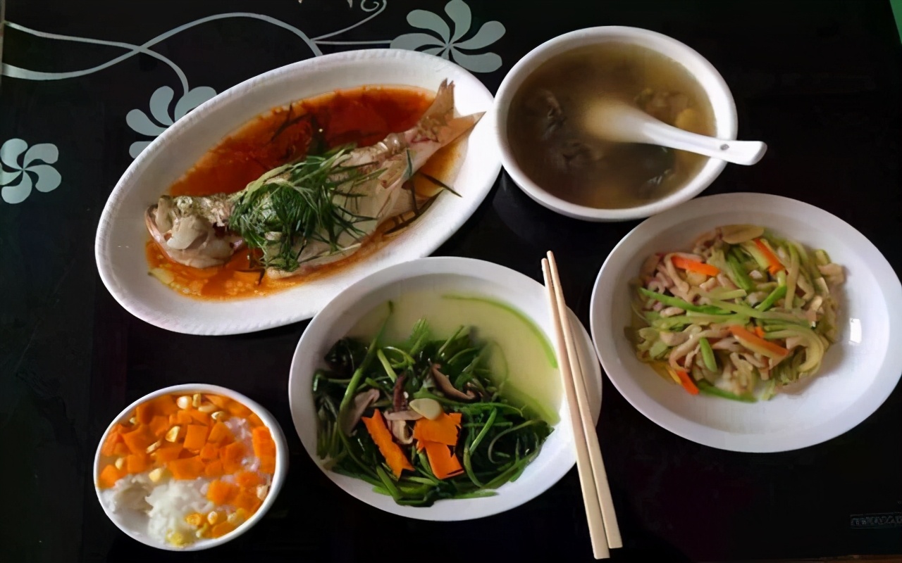 想要奶水足又有营养，主要得靠“吃”，附产后1~4周食谱