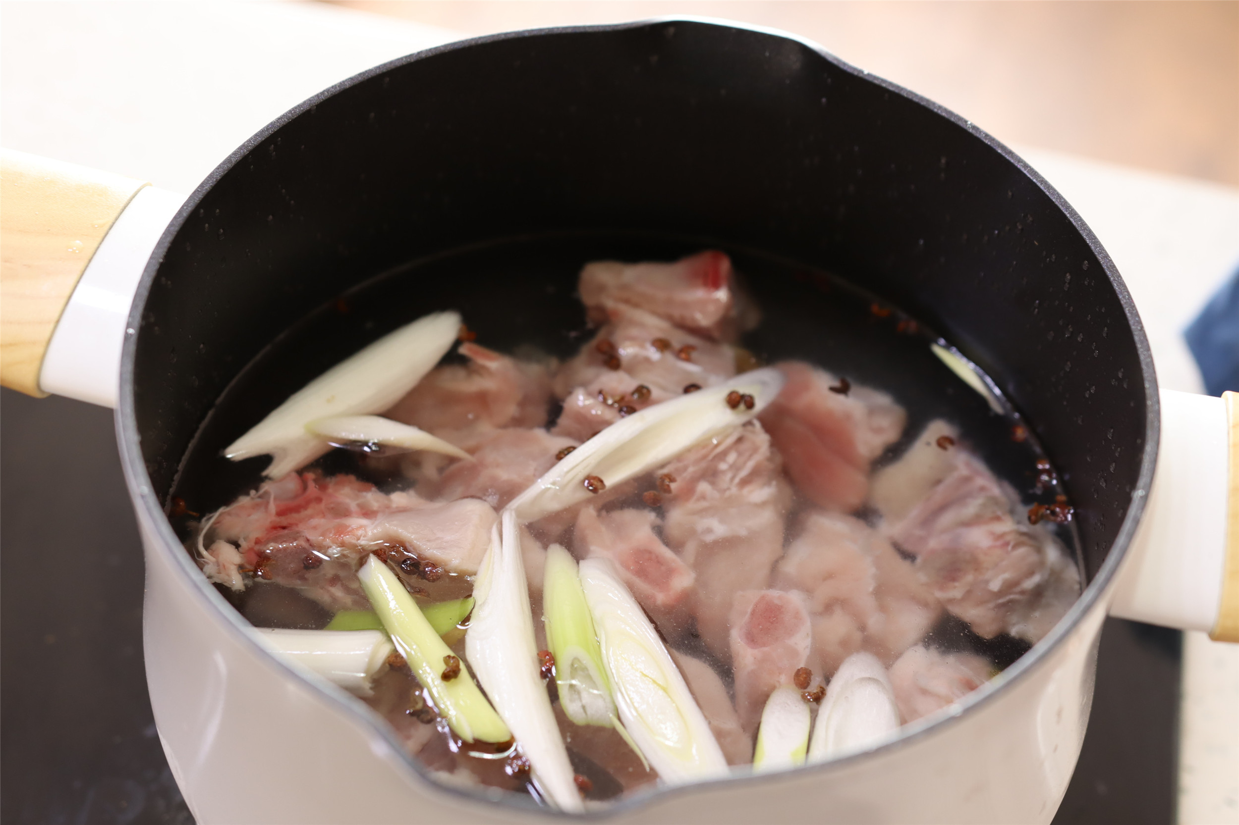 炖排骨，有人直接炖，有人先焯水，都不对，用“3步法”汤鲜肉香