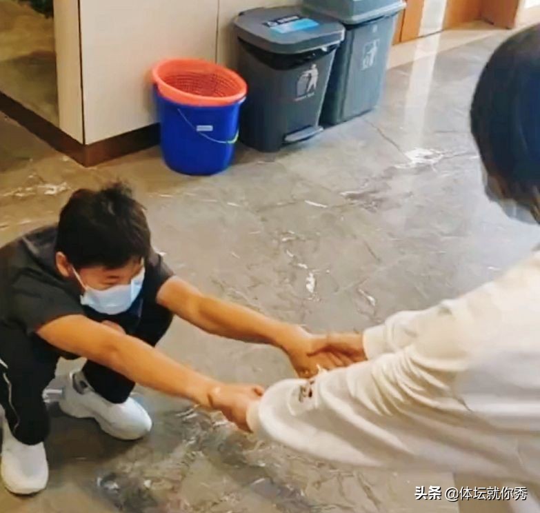 全红婵太调皮！蹲地上赖着不走，让队友拖着滑行，开心的像个孩子