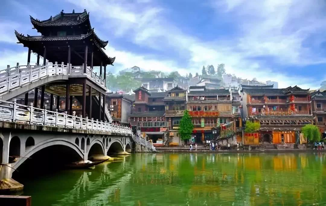 鳳凰古城雖然沒有往日的 風光 但依舊還是非常美的 天天看點