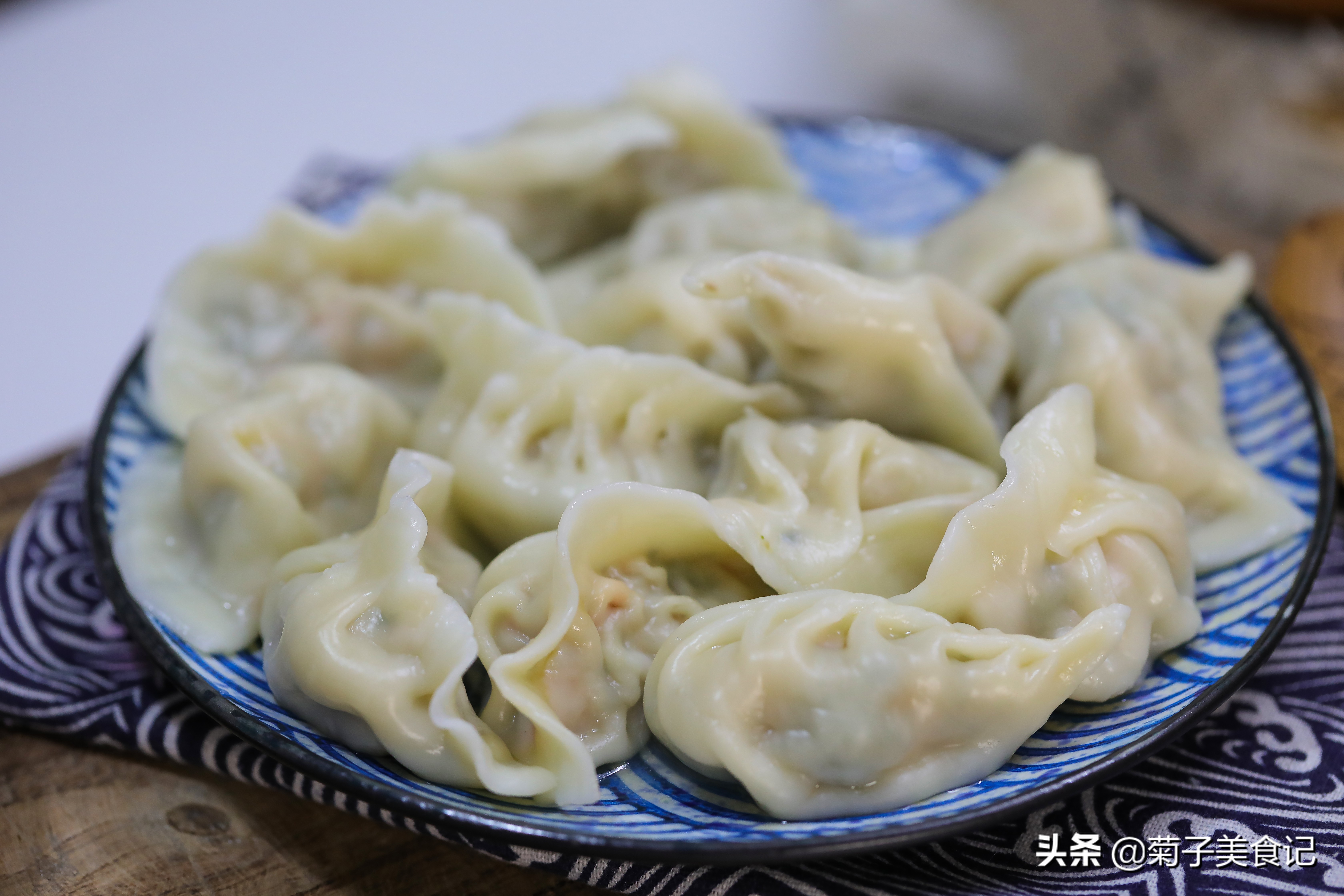 野生天然荠菜，包成水饺比韭菜馅还香，调馅技巧学起来，值得收藏