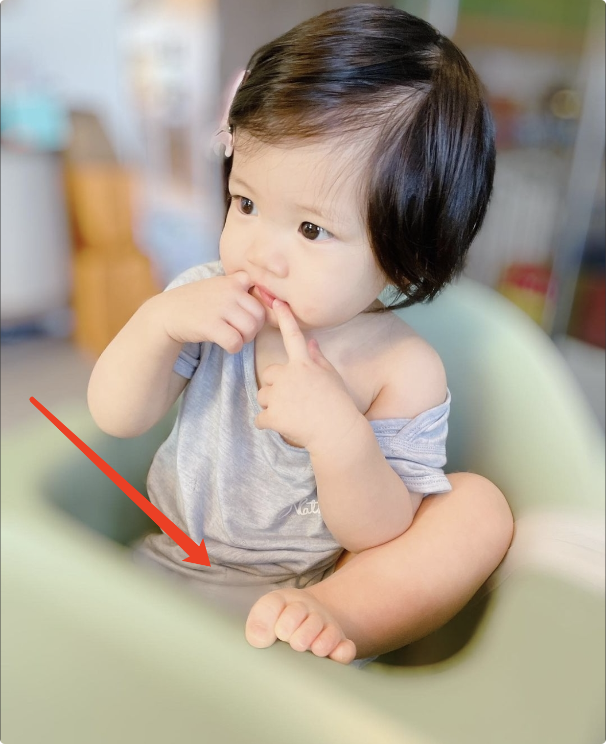 安以轩晒女儿萌照，娃宝淡定吃手坐姿霸气，露肩膀被喊话注意举止