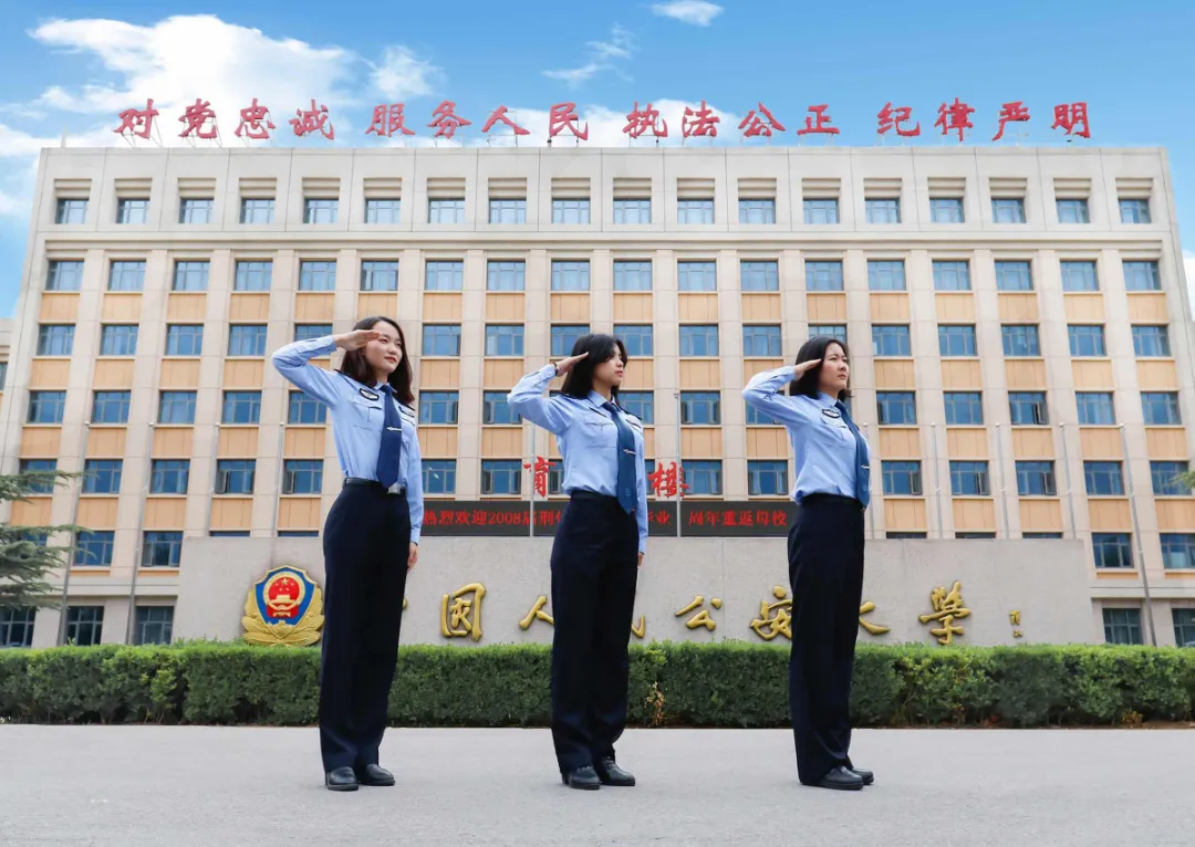 都是“警察”，为什么用英语说 police officer 比 policeman 好？