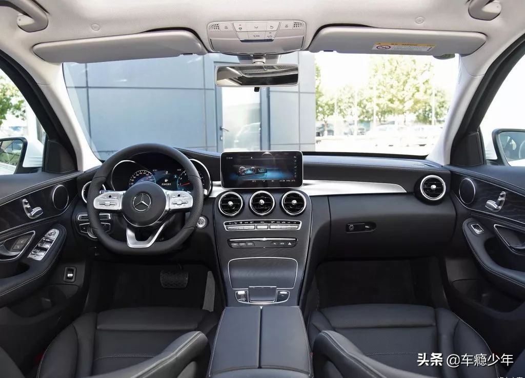 30.78万起！新款奔驰C 200 L上市，这回宝马3系全面胜出？