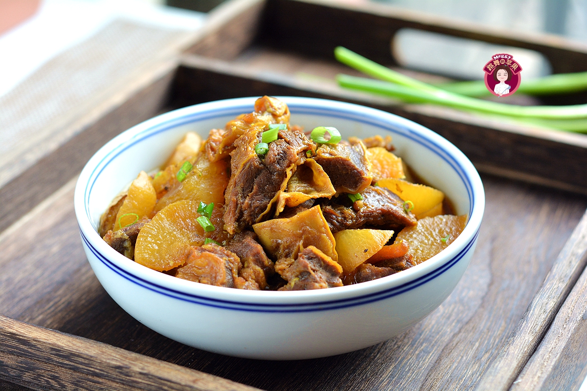 红烧牛肉别老用土豆，三伏天解馋要放它，1元1斤水灵灵不上火