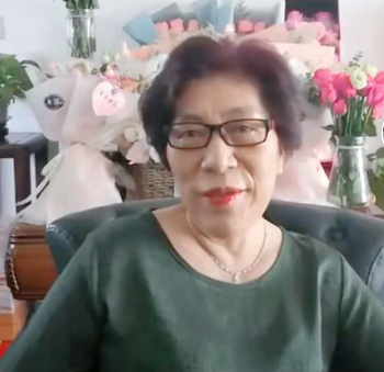乔任梁妈妈失去儿子还被网络霸凌，网友攻击她长相，她仍笑对恶语