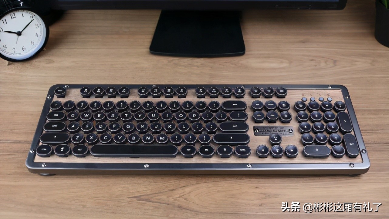 几把国外的复古机械键盘，还有国货杜伽FUSION