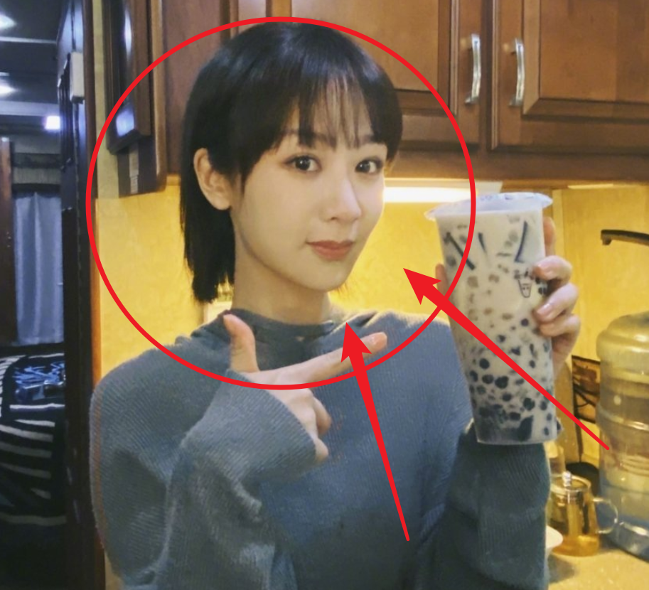 楊紫手捧奶茶照也火了，和奶茶妹妹相比，明星和網紅的差距很顯然