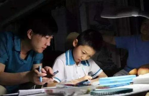 一骑红尘妃子笑，家长将“qi”读成“ji”，老师直言不懂别乱教