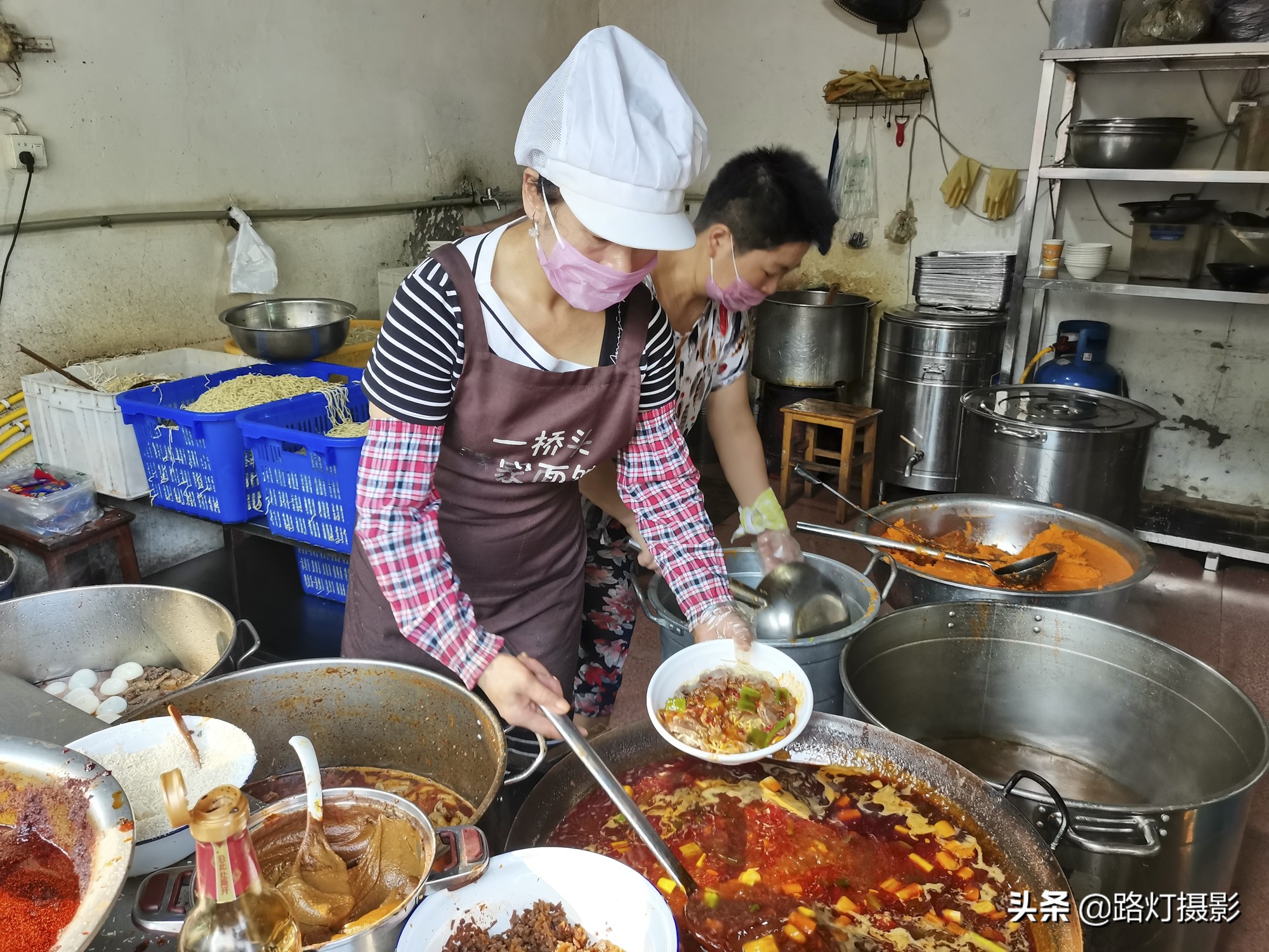 火遍襄阳的网红美食，小两口靠卖饼月入10万，什么饼卖得这么火？