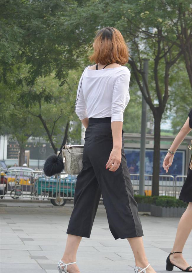 七分高腰裤搭配白色尖头细跟鞋，简约的穿搭风格，显得人很时尚