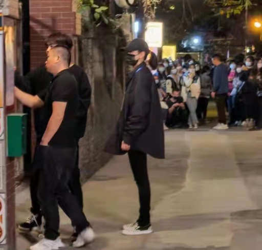 袁咏仪伪装成工作人员探班老公张智霖，真人又瘦又高，气场超强