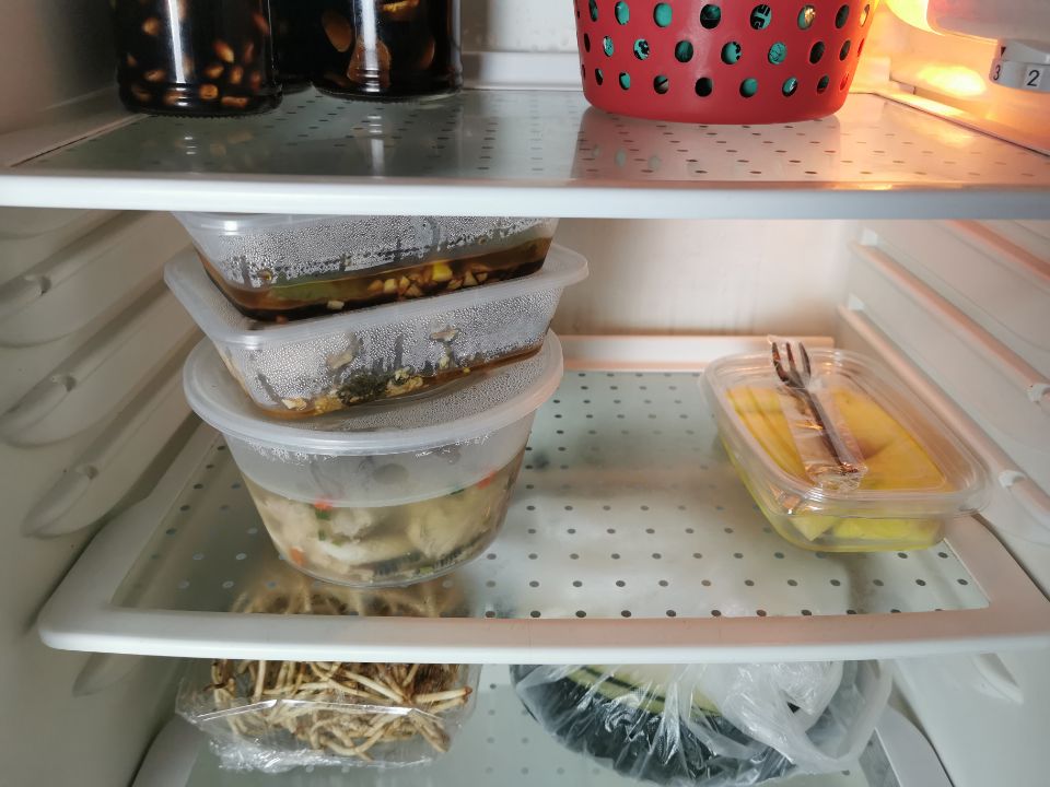 买菜回到家，别带着塑料袋放进冰箱